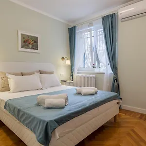 rezervați aici