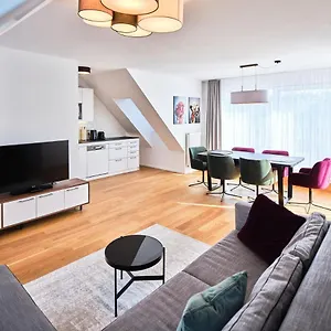 Myfavorit - Spacious Next To Puplic Transport U1 Direct Connection To Citycenter Daire